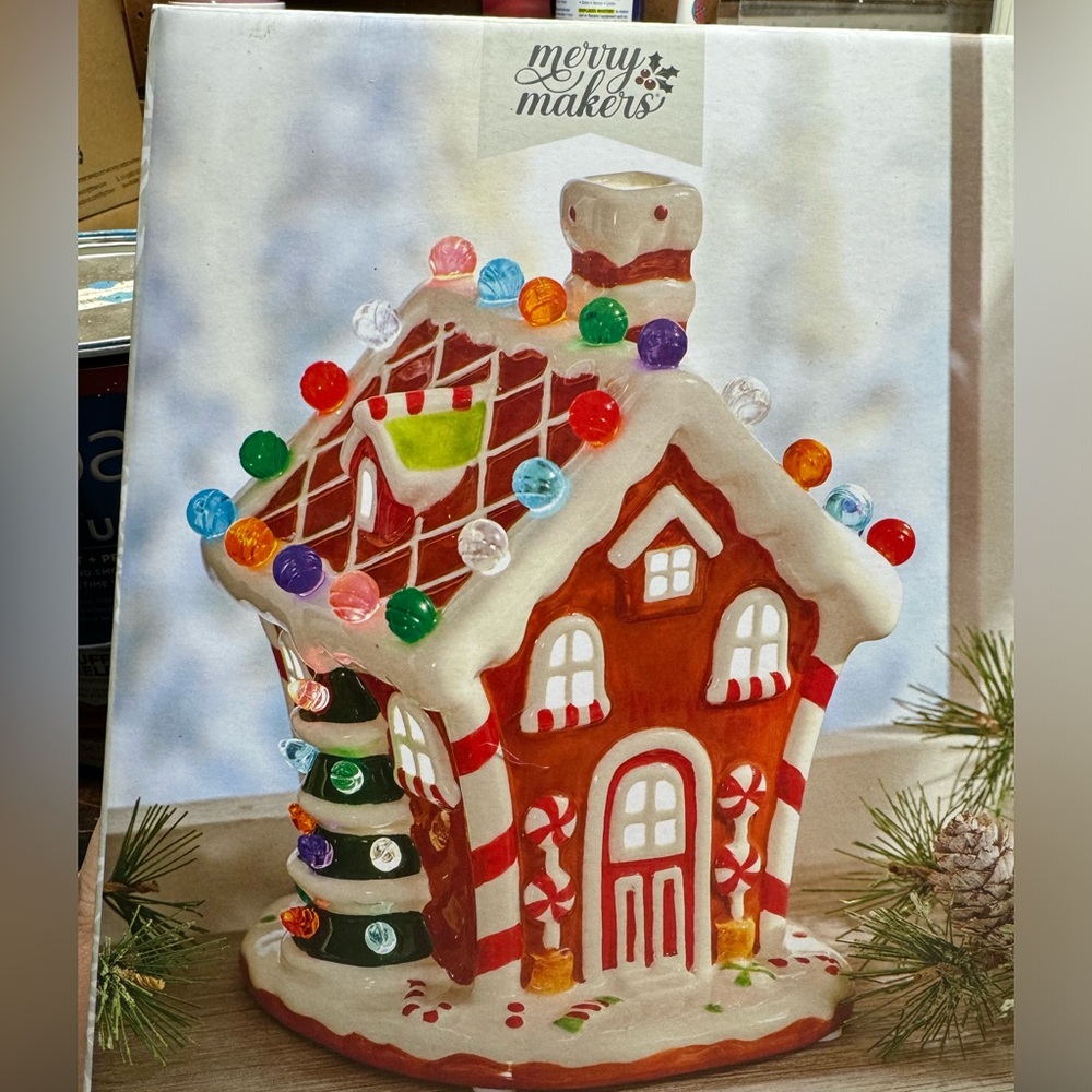Brand new! Merry makers musical gingerbread house